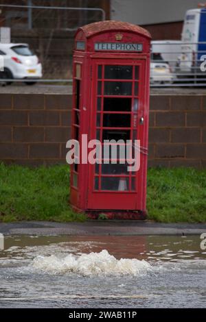 LEOMINSTER, ROYAUME-UNI - 03 JANVIER 2024 : de l'eau jaillit d'un drain routier causant des inondations sur la Worcester Road dans la ville de Leominster. Crédit : Jim Wood/Alamy Live News Banque D'Images