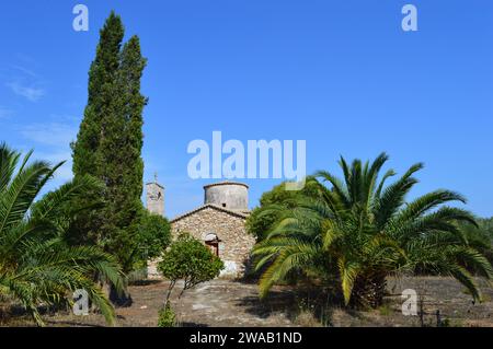 Église rurale médiévale byzantine (Agios Vasileios) près de la ville de Methoni dans le Péloponnèse, Grèce Banque D'Images