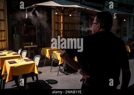 Rome, Italie - 12 août 2022 : Homme fumant dans la rue Banque D'Images