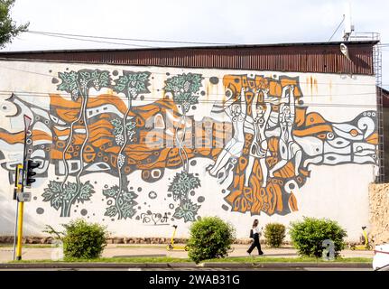 Fresque Sgraffiti de Simakov A. représentant des femmes kazakhes, Almaty Kazakhstan, Bâtiment Bacchus (ancienne usine de Champagne) Banque D'Images