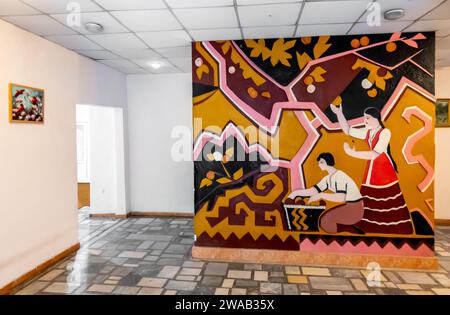 Sgraffiti dans le hall d'un immeuble résidentiel représentant des femmes kazakhes cueillant des pommes. Almaty Kazakhstan 1980 Banque D'Images