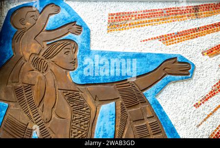 Sgraffiti murale représentant la famille kazakhe et le Soleil, artiste : Sidorkin Evgeniy, 1961, Almaty Kazakhstan Banque D'Images