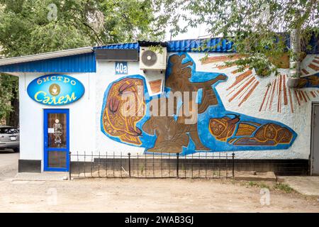 Sgraffiti murale représentant la famille kazakhe et le Soleil, artiste : Sidorkin Evgeniy, 1961, Almaty Kazakhstan Banque D'Images