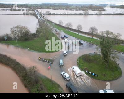 Hereford, Herefordshire, Royaume-Uni – mercredi 3 janvier 2024 – Météo britannique – vue aérienne par drone des champs inondés et des routes à la périphérie de Hereford le long de la route A4103 vers Worcester. Cette inondation vient de la rivière Lugg avec la route locale de Sutton St Nicholas fermée à ce rond-point en raison des inondations. Photo Steven May / Alamy Live News Banque D'Images