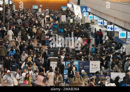 Tokyo, Japon. 03 janvier 2024. Un terminal domestique est vu bondé pour les procédures de changement et de se diriger vers leur ville natale avec des voyageurs à l'aéroport international de Tokyo (aéroport Haneda) à Tokyo, Japon, le mercredi 3 janvier 2024. Photo de Keizo Mori/UPI crédit : UPI/Alamy Live News Banque D'Images