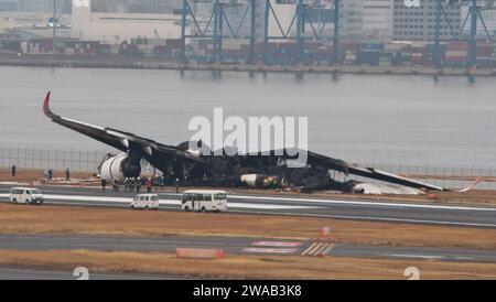 Tokyo, Japon. 03 janvier 2024. Les autorités enquêtent sur un Airbus A350 brûlé de Japan Airlines (JAL) après une collision avec un avion MA722 Mizunagi (Bombardier DHC-8-300) de la Garde côtière japonaise à l'aéroport international de Tokyo (aéroport Haneda) à Tokyo, Japon, le mercredi 3 janvier 2024. Photo de Keizo Mori/UPI crédit : UPI/Alamy Live News Banque D'Images