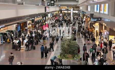 Tokyo, Japon. 03 janvier 2024. Un terminal domestique est vu bondé pour les procédures de changement et de se diriger vers leur ville natale avec des voyageurs à l'aéroport international de Tokyo (aéroport Haneda) à Tokyo, Japon, le mercredi 3 janvier 2024. Photo de Keizo Mori/UPI crédit : UPI/Alamy Live News Banque D'Images