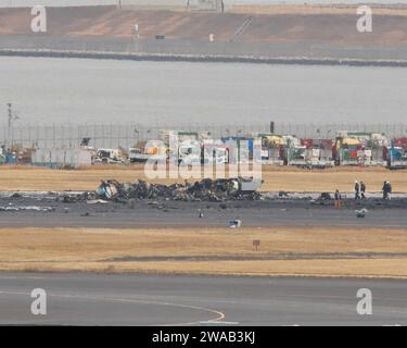 Tokyo, Japon. 03 janvier 2024. Les autorités enquêtent sur un avion MA722 Mizunagi (Bombardier DHC-8-300) brûlé par les gardes-côtes japonais à l'aéroport international de Tokyo (aéroport Haneda) à Tokyo, au Japon, le mercredi 3 janvier 2024. Photo de Keizo Mori/UPI crédit : UPI/Alamy Live News Banque D'Images