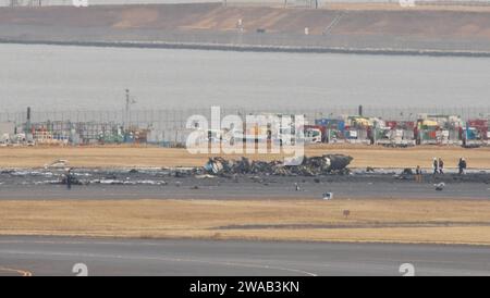 Tokyo, Japon. 03 janvier 2024. Les autorités enquêtent sur un avion MA722 Mizunagi (Bombardier DHC-8-300) brûlé par les gardes-côtes japonais à l'aéroport international de Tokyo (aéroport Haneda) à Tokyo, au Japon, le mercredi 3 janvier 2024. Photo de Keizo Mori/UPI crédit : UPI/Alamy Live News Banque D'Images