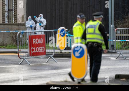 Les enquêteurs légistes de la police fouillent la zone proche de la scène près de l'Anchor Inn à Granton, Édimbourg, où Marc Webley, âgé de 38 ans, a été tué dans une fusillade juste avant minuit le soir du nouvel an. Date de la photo : mercredi 3 janvier 2024. Banque D'Images