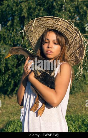 Fille dans un chapeau avec une oie Banque D'Images