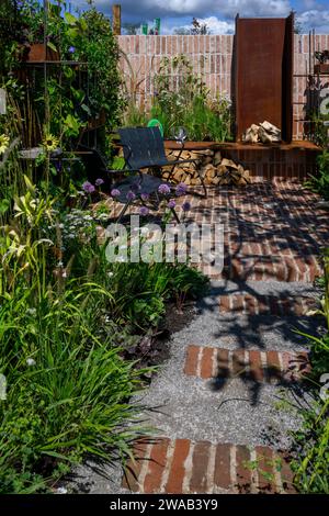 Entrée au concours Brickyard Garden (médaille d'or, petit patio, habitat naturel) - RHS Tatton Park Flower Show 2023, Cheshire Angleterre Royaume-Uni. Banque D'Images