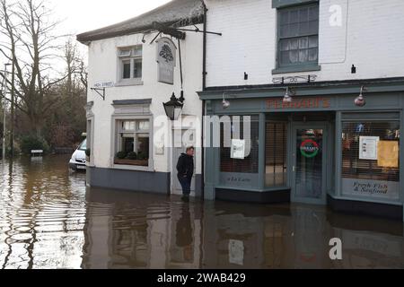 Quorn, Leicestershire, Royaume-Uni. 3 janvier 2024. Météo britannique. Un homme pataugeait devant un pub assis dans l'eau d'inondation. De fortes pluies et des vents ont frappé de larges pans du Royaume-Uni après le petit mais puissant coup de tempête Henk. Crédit Darren Staples/Alamy Live News. Banque D'Images