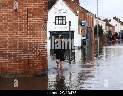 Quorn, Leicestershire, Royaume-Uni. 3 janvier 2024. Météo britannique. Un homme pataugeait devant un restaurant assis dans l'eau de crue. De fortes pluies et des vents ont frappé de larges pans du Royaume-Uni après le petit mais puissant coup de tempête Henk. Crédit Darren Staples/Alamy Live News. Banque D'Images