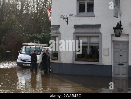 Quorn, Leicestershire, Royaume-Uni. 3 janvier 2024. Météo britannique. Les résidents parlent à l'extérieur d'un pub assis dans l'eau de crue. De fortes pluies et des vents ont frappé de larges pans du Royaume-Uni après le petit mais puissant coup de tempête Henk. Crédit Darren Staples/Alamy Live News. Banque D'Images