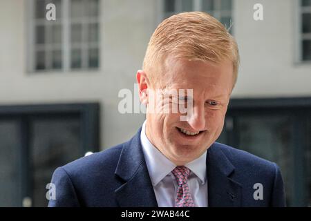 Oliver Dowden, député, vice-premier ministre du Royaume-Uni, interviewé à l'extérieur de la BBC, Londres, Royaume-Uni Banque D'Images