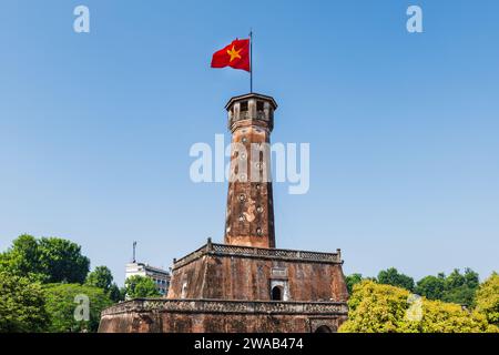 Tour de drapeau de Hanoi avec drapeau vietnamien sur le dessus à Hanoi, Vietnam. Il est situé au Musée d'histoire militaire du Vietnam. Banque D'Images