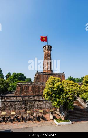 Tour de drapeau de Hanoi avec drapeau vietnamien sur le dessus à Hanoi, Vietnam. Il est situé au Musée d'histoire militaire du Vietnam. Banque D'Images