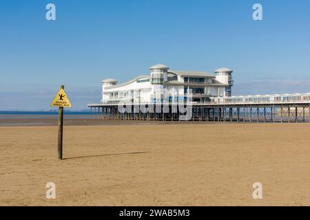 Le Grand Pier de la plage de la ville balnéaire de Weston-super-Mare, North Somerset, Angleterre. Banque D'Images