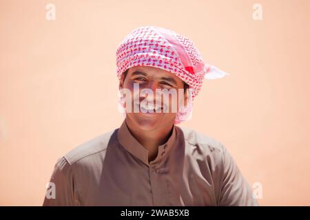 Guide local du désert de Wadi Rum portant un turban arabe traditionnel de coiffe de keffiyeh (ou kefiah), Jordanie, Moyen-Orient. Banque D'Images