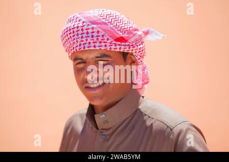 Guide local du désert de Wadi Rum portant un turban arabe traditionnel de coiffe de keffiyeh (ou kefiah), Jordanie, Moyen-Orient. Banque D'Images