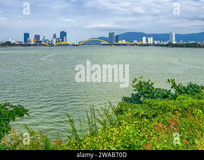 Pont dragon sur la rivière Han à Da Nang, Vietnam Banque D'Images