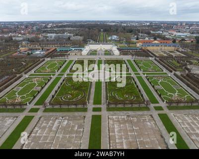 Vue aérienne du drone sur les jardins Herrenhauser à Hanovre, Allemagne. Vue aérienne du drone. Banque D'Images