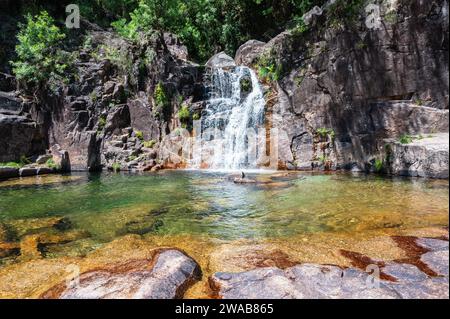 Cascade appelée Cascata do Tahiti ou également connue sous le nom de Fecha de Barcas dans le nord du Portugal situé près d'Ermida dans la région de Braga, Parc National de Peneda Geres Banque D'Images