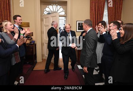 Image ©Licence à Parsons Media. 13/12/2019. Londres, Royaume-Uni. Boris Johnson remporte les élections générales de 2019. Boris Johnson nuit électorale. Boris Johnson nuit électorale. Le Premier ministre britannique Boris Johnson arrive au n°10 après avoir obtenu une majorité globale aux élections générales de 2019. Photo de Andrew Parsons / Parsons Media Banque D'Images