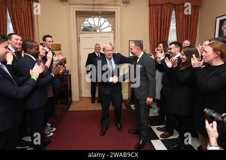 Image ©Licence à Parsons Media. 13/12/2019. Londres, Royaume-Uni. Boris Johnson remporte les élections générales de 2019. Boris Johnson nuit électorale. Boris Johnson nuit électorale. Le Premier ministre britannique Boris Johnson arrive au n°10 après avoir obtenu une majorité globale aux élections générales de 2019. Photo de Andrew Parsons / Parsons Media Banque D'Images