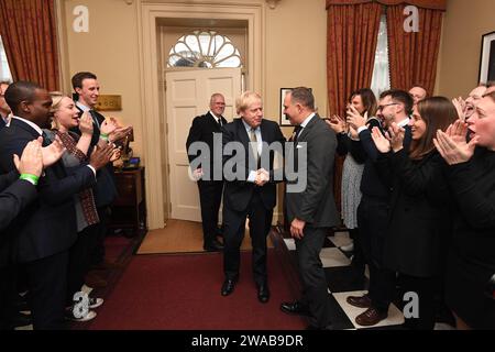 Image ©Licence à Parsons Media. 13/12/2019. Londres, Royaume-Uni. Boris Johnson remporte les élections générales de 2019. Boris Johnson nuit électorale. Boris Johnson nuit électorale. Le Premier ministre britannique Boris Johnson arrive au n°10 après avoir obtenu une majorité globale aux élections générales de 2019. Photo de Andrew Parsons / Parsons Media Banque D'Images