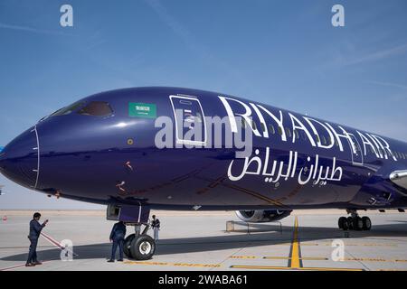 La nouvelle livrée de Riyadh Airlines exposée au Dubai Airshow 2023, sur un boeing 787-9. Couleur violet foncé, drapeau saoudien. Banque D'Images