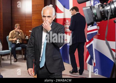 03/01/2024, Londres, Royaume-Uni. Ancien député conservateur et membre du parti Brexit, M. Ben Habib, qu'on voit se tenir le nez alors qu'il sort du podium Banque D'Images