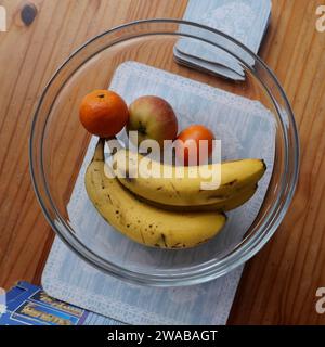 Fruit dans un bol de fruits tiré d'en haut regardant vers le bas, vue à vol d'oiseau Banque D'Images