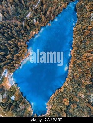 Arieal vue de l'eau bleue dans une forêt de montagne Baduk lac avec des pins. Vue aérienne dans les montagnes sur un lac bleu et des forêts verdoyantes. Vue sur le Banque D'Images