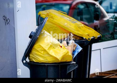 Düsseldorf 03.01.2023 Gelbe tonne Mülltonne Kunststoff Plastik Recycling Müll Abfall Wohlstandsmüll Wohlstandsgesellschaft Verpackung Verpackungsmüll Restmüll Plastiktonne Plastiktüte Mülltüte Umwelttonne Der Grüne Punkt Grüner Düsseldorf Nordrhein-Westfalen Deutschland *** Düsseldorf 03 01 2023 poubelle jaune poubelle poubelle poubelle plastique recyclage du plastique déchets déchets déchets aisés Société aisée emballage déchets d'emballage déchets résiduels poubelle plastique Sac en plastique Sac à déchets déchets déchets environnementaux le point vert peut-il plus vert Düsseldorf Rhénanie du Nord-Westphalie Allemagne Banque D'Images