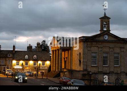 High Street et Town Hall à l'aube, Chipping Norton, Oxfordshire, Angleterre, Royaume-Uni Banque D'Images