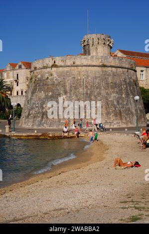 Deux tours rondes, toutes deux construites dans les années 1400 après JC, à Korčula, Dubrovnik-Neretva, Croatie : la Grande Tour du Gouverneur (premier plan) et la petite Tour du Gouverneur ou Tour Lombardo. Banque D'Images