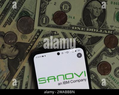 Allemagne. 03 janvier 2024. Dans cette illustration photo, un Sanovi, un logo de la société IBM vu affiché sur un smartphone avec des billets et des pièces de monnaie en dollars des États-Unis en arrière-plan. (Photo Igor Golovniov/SOPA Images/Sipa USA) *** strictement à des fins éditoriales *** crédit : SIPA USA/Alamy Live News Banque D'Images