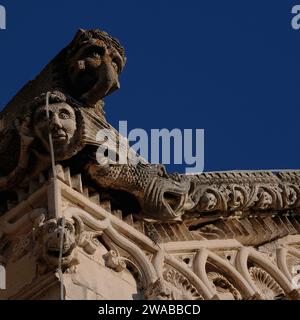 Des sculptures gothiques, comprenant des monstres et des grotesques, ont été ajoutées dans les années 1400 au pignon ouest de la cathédrale Saint-Marc de Korčula dans le comté de Dubrovnik-Neretva, en Croatie. La créature en haut à gauche dans cette image semble avoir un tronc ressemblant à un éléphant. Banque D'Images