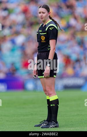 Sydney, Australie. 03 janvier 2024. Arbitre, Mikayla Ryan regarde lors du match RD4 féminin de La A-League entre le Sydney FC et Canberra United à Leichhardt Oval le 3 janvier 2024 à Sydney, Australie Credit : IOIO IMAGES/Alamy Live News Banque D'Images