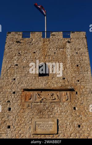 Tour construite dans les années 1400 au-dessus de l'entrée principale de la ville de Korčula, comté de Dubrovnik-Neretva, Croatie. Il est décoré d'un lion ailé de Saint-Marc, symbole de la République de Venise, et d'armoiries. Banque D'Images