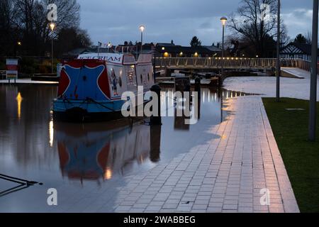 Bassin du canal de Bancroft lors des inondations de janvier 2024, Stratford-upon-Avon, Warwickshire, Angleterre, Royaume-Uni Banque D'Images