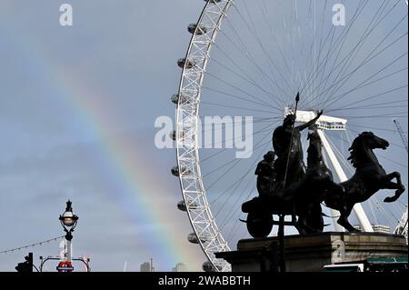 Londres, Royaume-Uni. Rainbow, Boadicea et ses filles Statue. Le Royaume-Uni continue de connaître des conditions météorologiques instables suite à la tempête Henk qui a frappé mardi 02.01.24. Crédit : michael melia/Alamy Live News Banque D'Images