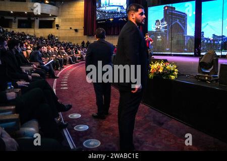 Commémoration des martyrs qui ont défendu le sanctuaire de Téhéran la cérémonie de commémoration des martyrs qui ont défendu le sanctuaire de Téhéran et la commémoration du général Qassem Soleimani ont eu lieu mercredi soir en présence d'Alireza Zakani, maire de Téhéran, et un groupe de familles des martyrs qui ont défendu le sanctuaire dans la Tour Milad. Lors de cette cérémonie, les acteurs de la série de films Trevor ont été honorés. Téhéran Iran Copyright : xmohsenxrezaeix DSC06646 Banque D'Images