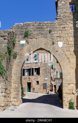 Porta Sant'Agata dans le village de Monticchiello, Val d'Orcia, Toscane, Ital Banque D'Images