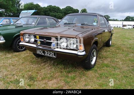 Une Ford Cortina GT de 1973 stationnée à la 48th Historic Vehicle Gathering, Powderham, Devon, Angleterre, Royaume-Uni. Banque D'Images