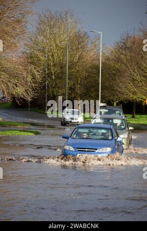 Leominster, Royaume-Uni. 03 janvier 2024. Les navetteurs naviguent dans les eaux de crue sur Worcester Road dans la ville de Leominster. (Photo de Jim Wood/SOPA Images/Sipa USA) crédit : SIPA USA/Alamy Live News Banque D'Images