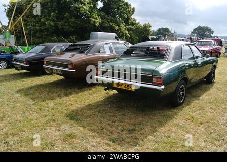 Un trio de Ford Cortina Mk3 GT, dont une Uren Savage, stationné à la 48e Historic Vehicle Gathering, Powderham, Devon, Angleterre, Royaume-Uni. Banque D'Images