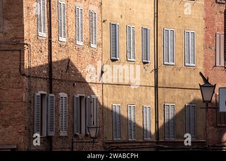Maisons dans le centre-ville de Sienne avec volets fermés, Italie Banque D'Images